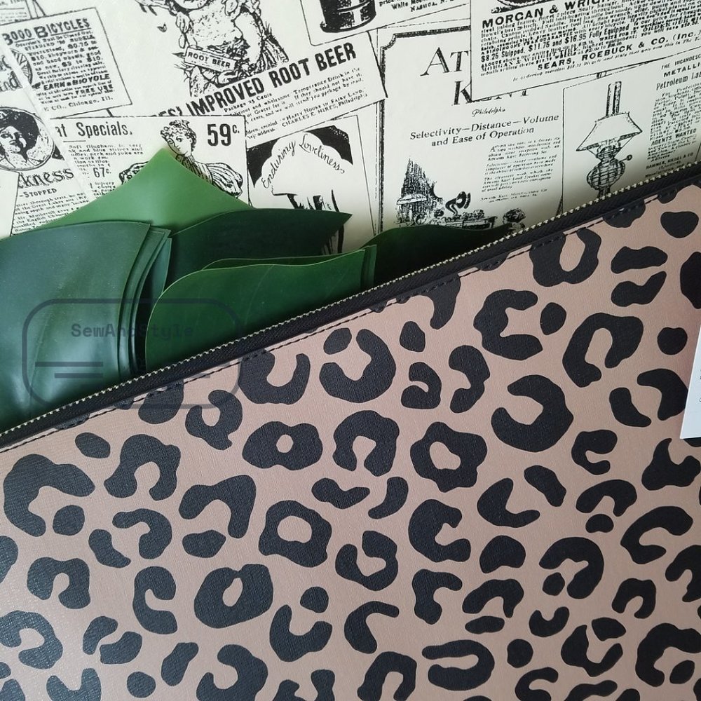 Kate Spade NWT staci graphic leopard l-zip universal laptop sleeve up to 15" - Picture 13 of 13